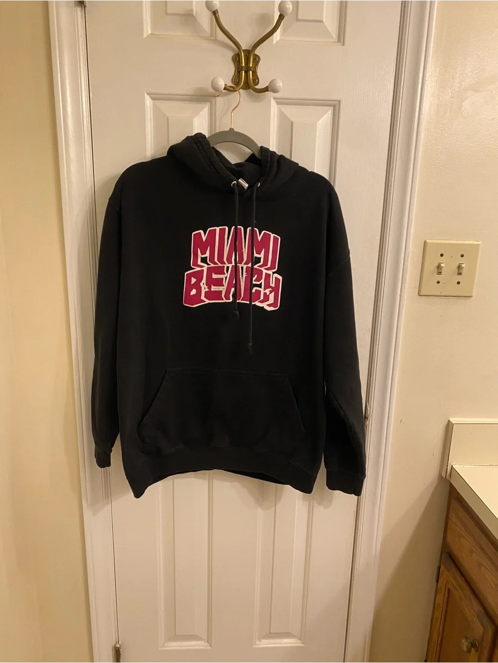 Miami Beach Black Hoodie Sweatshirt Men’s Size Large  Black & Red Cozy Hoodie